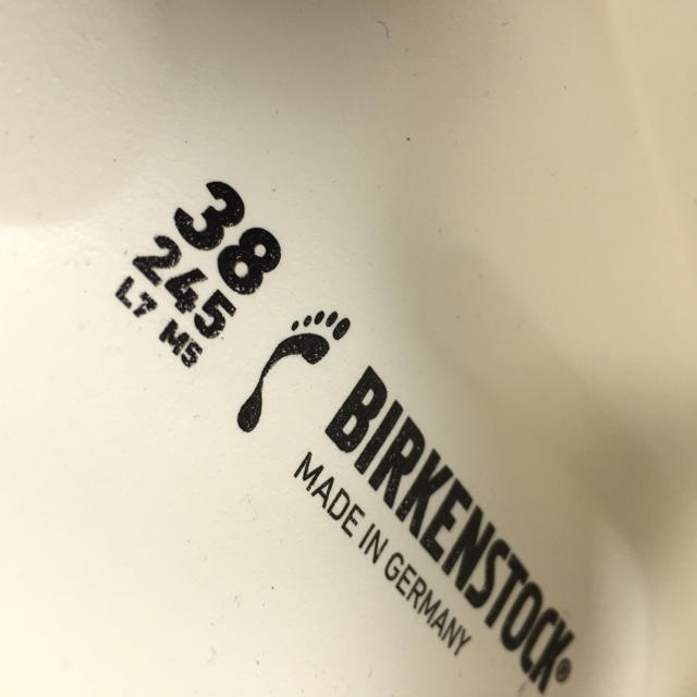 BIRKENSTOCK(ビルケンシュトック)の新品 BIRKENSTOCK アリゾナ EVA 38  白 レディースの靴/シューズ(サンダル)の商品写真