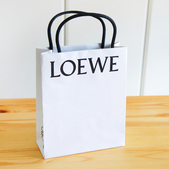 LOEWE(ロエベ)のLOEWE ロエペ　紙袋 ショッパー レディースのバッグ(ショップ袋)の商品写真