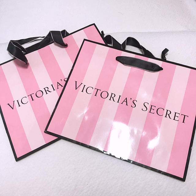Victoria's Secret(ヴィクトリアズシークレット)のVICTORIA’S SECRET ショッパー中サイズ2枚 レディースのバッグ(ショップ袋)の商品写真