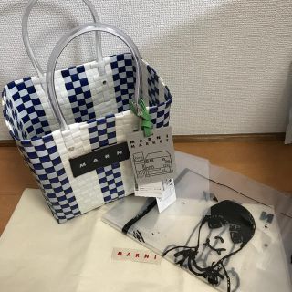 マルニ(Marni)の《MARNI》マルニフラワーカフェ ピクニックバッグ 小 青(かごバッグ/ストローバッグ)