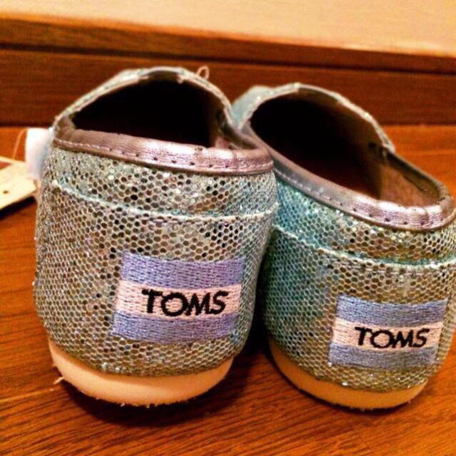 TOMS ブルーグリッタースリッポン レディースの靴/シューズ(スニーカー)の商品写真