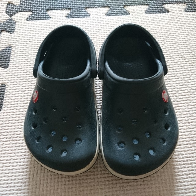 crocs(クロックス)のクロックスcrocsキッズ 黒 C6/7 14cm キッズ/ベビー/マタニティのベビー靴/シューズ(~14cm)(サンダル)の商品写真