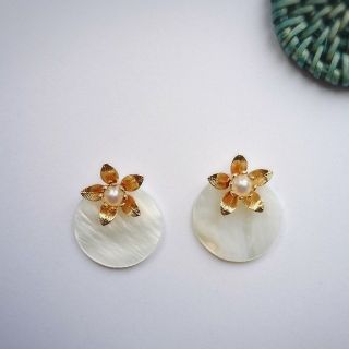 イエナ(IENA)の116ｺﾞｰﾙﾄﾞ ﾌﾗﾜｰ ｼｪﾙ ﾌﾟﾚｰﾄ ﾋﾟｱｽ ｲﾔﾘﾝｸﾞ(ピアス)