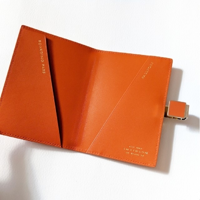 Smythson(スマイソン)の【新品】Smythson スマイソン マラ パスポートケース オレンジ インテリア/住まい/日用品の日用品/生活雑貨/旅行(旅行用品)の商品写真