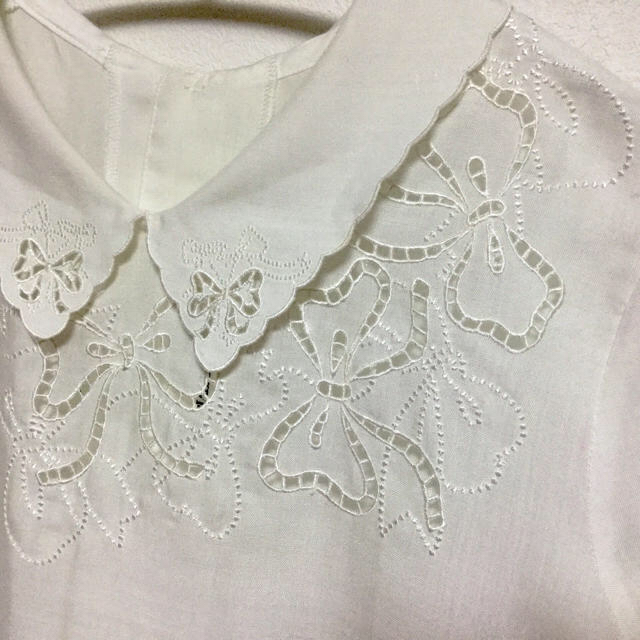 りぼん刺繍とスカラップのホワイトブラウス レディースのトップス(シャツ/ブラウス(半袖/袖なし))の商品写真