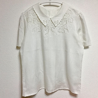 りぼん刺繍とスカラップのホワイトブラウス(シャツ/ブラウス(半袖/袖なし))