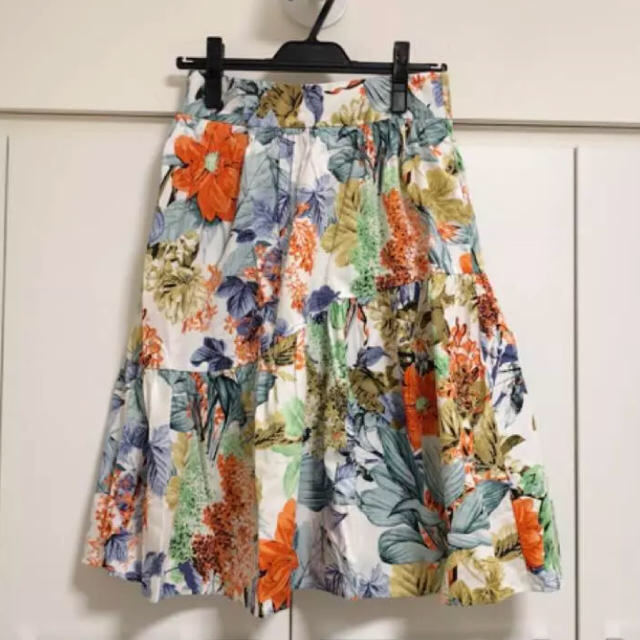 ZARA(ザラ)のZARA 花柄スカート レディースのスカート(ひざ丈スカート)の商品写真