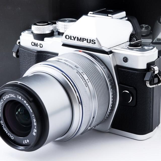 OLYMPUS(オリンパス)の★極上品★ブレずに綺麗！運動会にお薦め★E-M10 MarkⅡ★人気シルバー★ スマホ/家電/カメラのカメラ(ミラーレス一眼)の商品写真