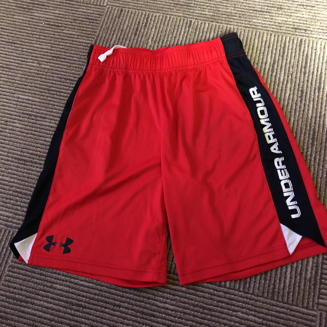 UNDER ARMOUR(アンダーアーマー)のアンダーアーマー★ハーフパンツ★サイズYXL キッズ/ベビー/マタニティのキッズ服男の子用(90cm~)(パンツ/スパッツ)の商品写真