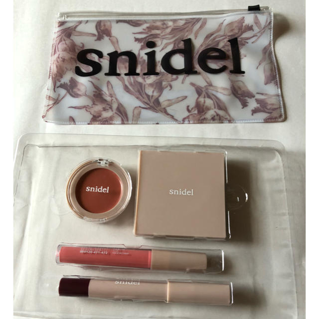 SNIDEL(スナイデル)のsnidel 春色コスメセット&花柄ポーチ コスメ/美容のキット/セット(コフレ/メイクアップセット)の商品写真