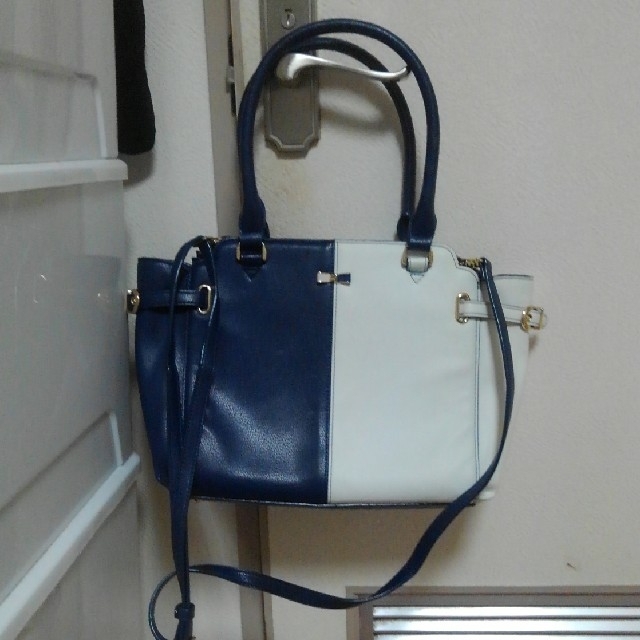 4℃(ヨンドシー)の４℃　ツーカラー　ハンドバッグ　紺 レディースのバッグ(ハンドバッグ)の商品写真