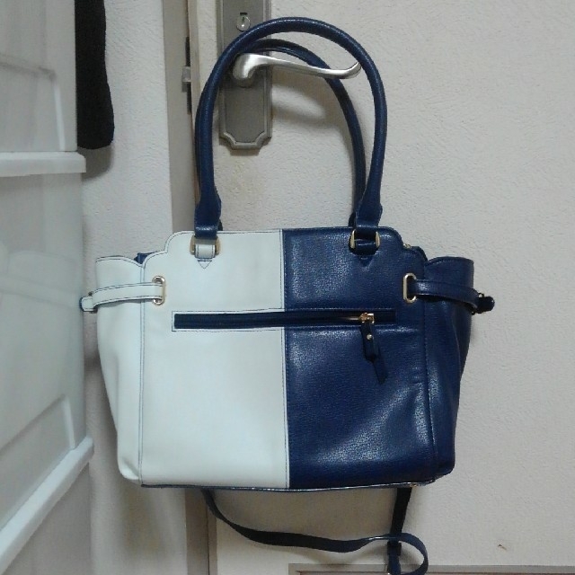 4℃(ヨンドシー)の４℃　ツーカラー　ハンドバッグ　紺 レディースのバッグ(ハンドバッグ)の商品写真