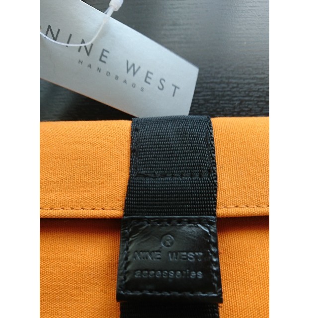 NINE WEST(ナインウエスト)のナインウエスト　オレンジ×黒　ポーチ　ポシェット未使用　タグ付 レディースのバッグ(ボディバッグ/ウエストポーチ)の商品写真