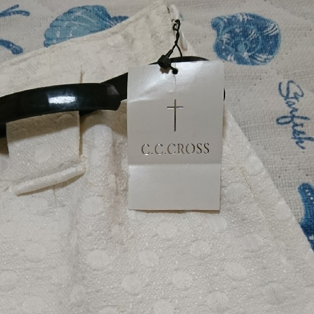 C.C.†CROSS(シーシークロス)のC.C.CROSS 今季トレンドドット柄ホワイトミニスカート レディースのスカート(ミニスカート)の商品写真