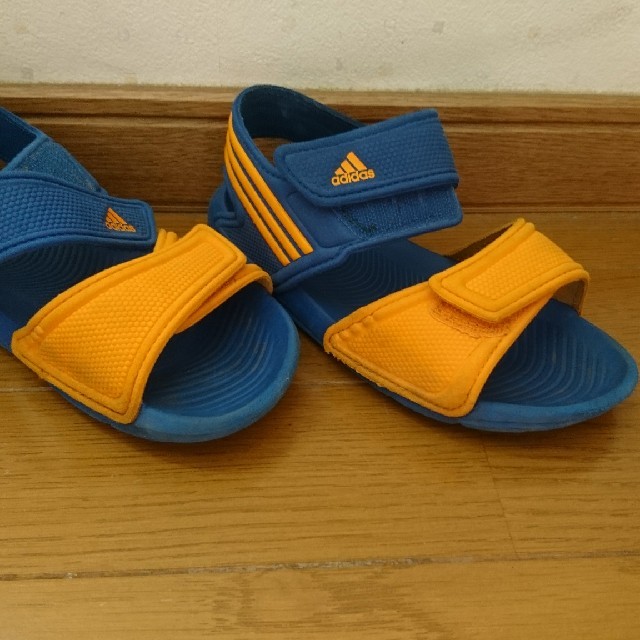 adidas(アディダス)のアディダス サンダル19cm キッズ/ベビー/マタニティのキッズ靴/シューズ(15cm~)(サンダル)の商品写真