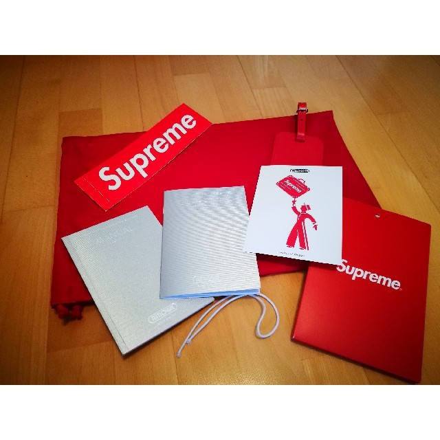 Supreme(シュプリーム)の新品 RIMOWA Supreme 45L 赤 red メンズのバッグ(トラベルバッグ/スーツケース)の商品写真
