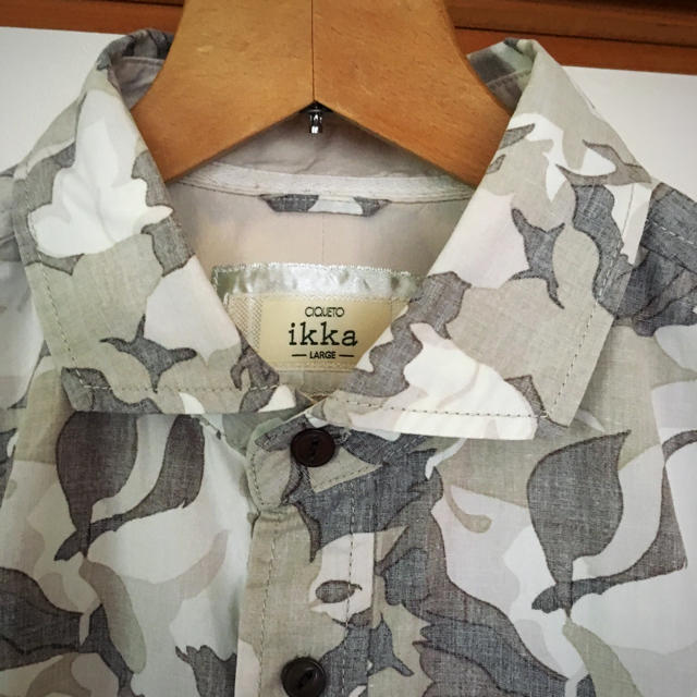 ikka(イッカ)の美品です！IKKA イッカ ボタニカル総柄 コットンシャツ メンズのトップス(シャツ)の商品写真