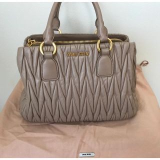 ブランド miumiu - ミュウミュウ マテラッセ ハンドバッグの通販 by