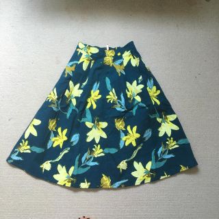 ムルーア(MURUA)の【美品】MURUA 花柄ひざ丈スカート グリーン (ひざ丈スカート)