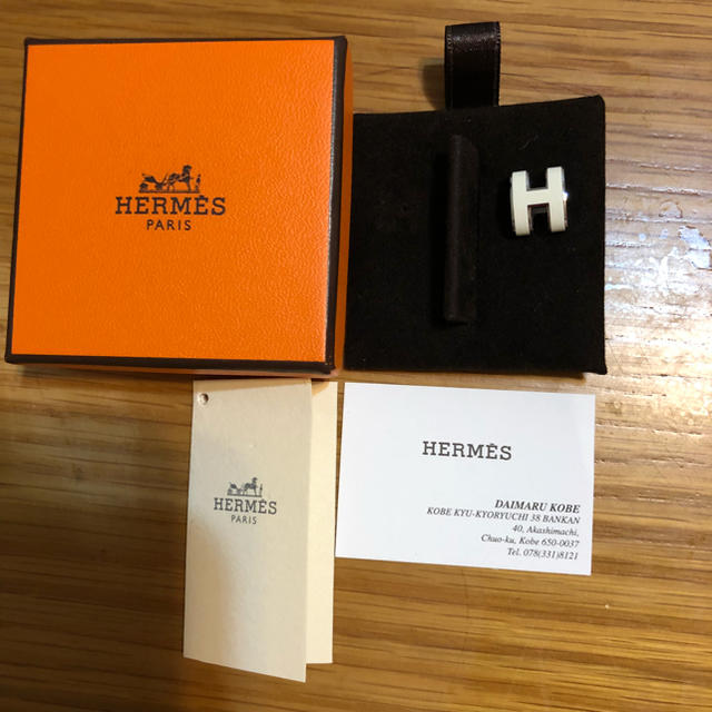 HERMES ポップホワイトピアス方耳