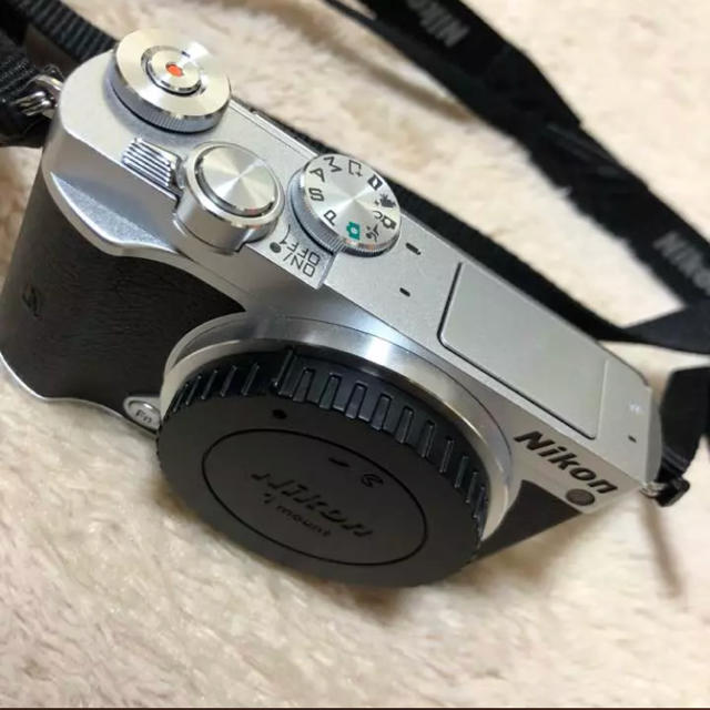 Nikon(ニコン)のNikon 1 J5 ミラーレス一眼 スマホ/家電/カメラのカメラ(ミラーレス一眼)の商品写真