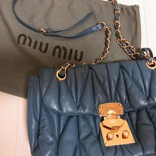 ミュウミュウ(miumiu)のmiumiu(ショルダーバッグ)