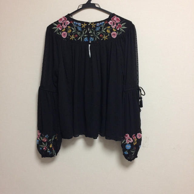 ZARA(ザラ)の新品 ZARA 刺繍トップス レディースのトップス(シャツ/ブラウス(長袖/七分))の商品写真