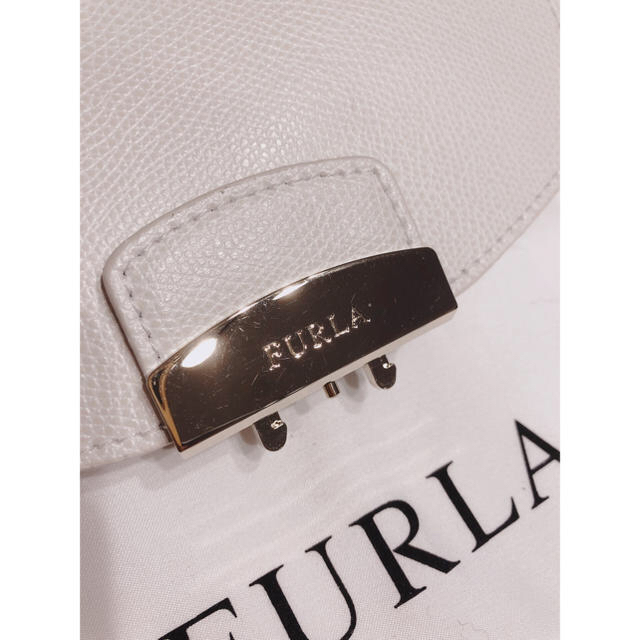 Furla(フルラ)のフルラ   メトロポリス カスタマイズ フラップ ホワイト レディースのバッグ(ショルダーバッグ)の商品写真