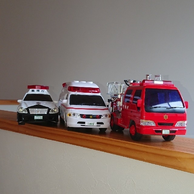 緊急車両３台 パトカー 救急車 消防車 路線バスセットの通販 By Key S Shop ラクマ