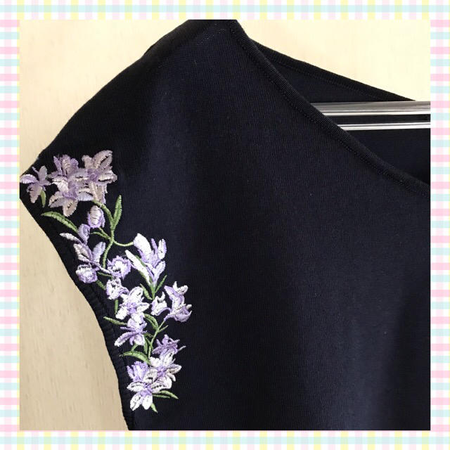 JUSGLITTY(ジャスグリッティー)の💗JUSGLITTY💗袖刺繍フレンチVニット レディースのトップス(ニット/セーター)の商品写真