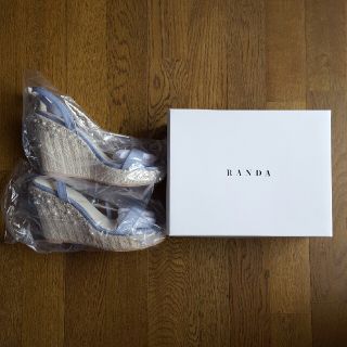 ランダ(RANDA)の新品ﾀｸﾞ付き♡RANDA♡ﾊﾟｰﾙﾋﾞｼﾞｭｰ付きｳｪｯｼﾞｿｰﾙｻﾝﾀﾞﾙ(サンダル)