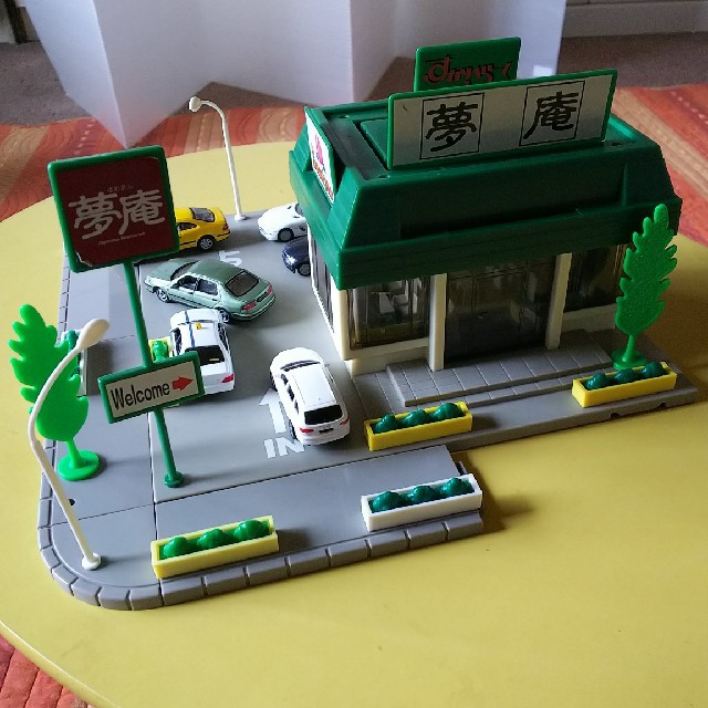 トミカタウン夢庵とミニカー8台セットです。の通販 by 冷凍 トミカタウン夢庵とミニカー8台セットです。の通販 by 冷凍