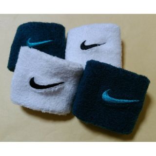 ナイキ(NIKE)のNIKE　スウッシュリストバンド　ホワイト、ミッドナイト　4個セット(バングル/リストバンド)