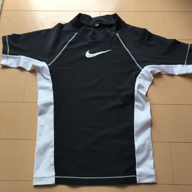 NIKE(ナイキ)のラッシュガード140 キッズ/ベビー/マタニティのキッズ服男の子用(90cm~)(水着)の商品写真