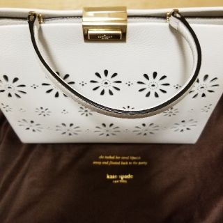 ケイトスペードニューヨーク(kate spade new york)の〖 再値下げ〗［ 新品］ケイトスペード パンチングフラワーバック(ハンドバッグ)