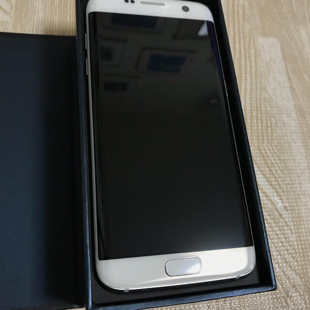 SAMSUNG(サムスン)の【美品】simフリー★galaxys7edge★ホワイト スマホ/家電/カメラのスマートフォン/携帯電話(スマートフォン本体)の商品写真