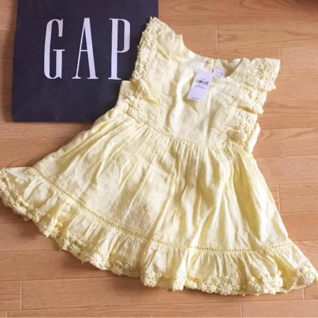 babyGAP(ベビーギャップ)のベビーギャップ フリル イエローワンピース 80センチ キッズ/ベビー/マタニティのベビー服(~85cm)(ワンピース)の商品写真