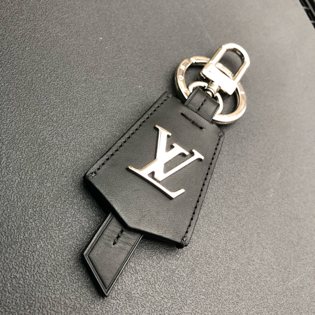 LOUIS VUITTON(ルイヴィトン)のLOUIS VUITTON キーリング メンズのファッション小物(キーホルダー)の商品写真