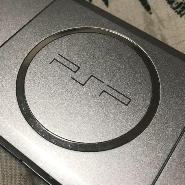 PlayStation Portable(プレイステーションポータブル)のSONY PSP シルバー エンタメ/ホビーのゲームソフト/ゲーム機本体(携帯用ゲーム機本体)の商品写真