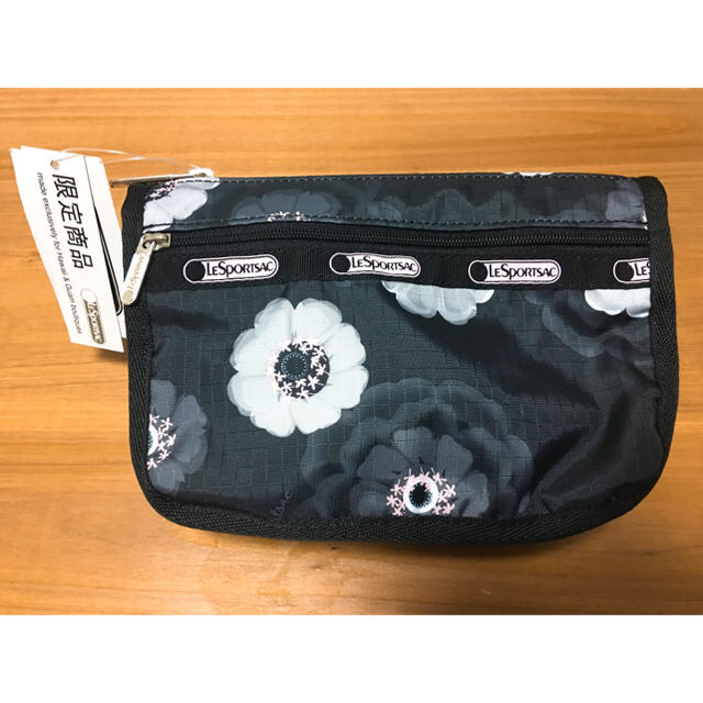 LeSportsac(レスポートサック)の【限定、新品】レスポートサック 花柄ポーチ レディースのファッション小物(ポーチ)の商品写真