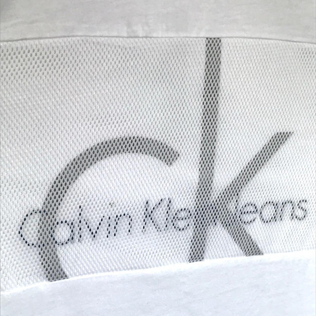 ck Calvin Klein(シーケーカルバンクライン)のメッシュ切り替え ♪ カルバン クライン ビッグロゴ Tシャツ S 白 メンズのトップス(Tシャツ/カットソー(半袖/袖なし))の商品写真