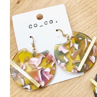 イエローの大ぶりパーツと真鍮スティックのピアス♡ハンドメイド 夏ピアス(ピアス)