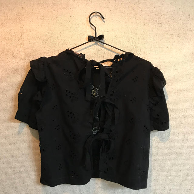 ZARA(ザラ)のzara ザラ  black L デザイン 激かわ お花 刺繍 レディースのトップス(シャツ/ブラウス(半袖/袖なし))の商品写真