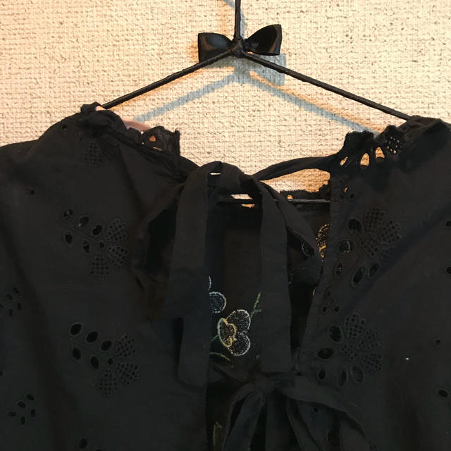 ZARA(ザラ)のzara ザラ  black L デザイン 激かわ お花 刺繍 レディースのトップス(シャツ/ブラウス(半袖/袖なし))の商品写真