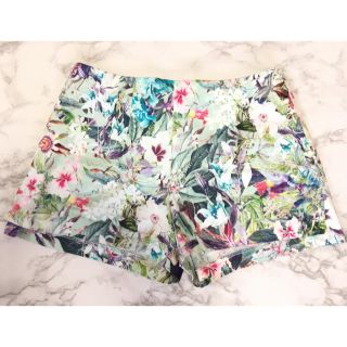 ザラ(ZARA)のzaraザラ 花柄ショートパンツ(ショートパンツ)