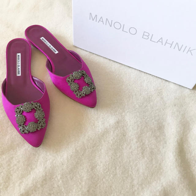 MANOLO BLAHNIK(マノロブラニク)の新品正規 マノロブラニク ハンギシ フラット ミュール ピンク レディースの靴/シューズ(ミュール)の商品写真