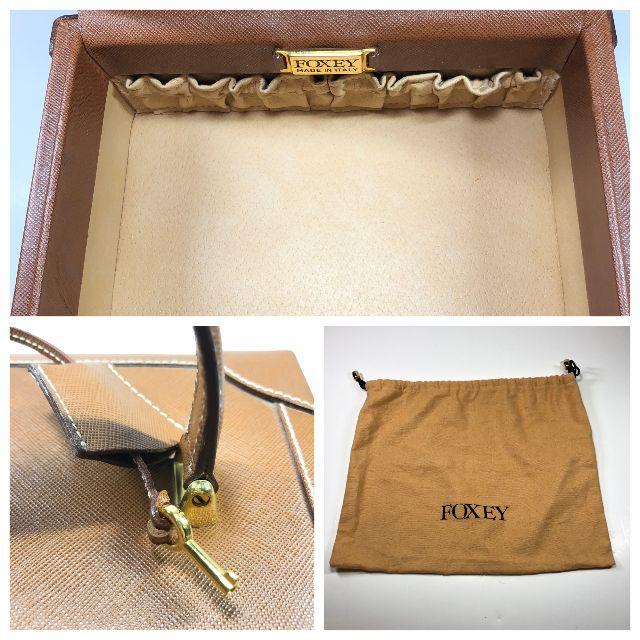 FOXEY(フォクシー)の【美品】Foxey(フォクシー)バニティバッグ ベージュ 保存袋&鍵付き レディースのバッグ(ハンドバッグ)の商品写真