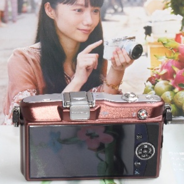 OLYMPUS(オリンパス)の❤️新品のレンズ付き❤️お洒落ブラウン OLYMPUS PEN PM1❤️ スマホ/家電/カメラのカメラ(ミラーレス一眼)の商品写真