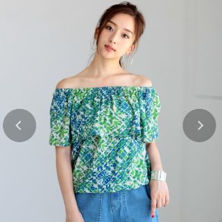 アズールバイマウジー(AZUL by moussy)の【AZUL BY MOUSSY】楊柳プリントオフショルダープルオーバー

(カットソー(半袖/袖なし))