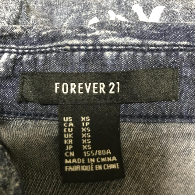 FOREVER 21(フォーエバートゥエンティーワン)のデニム トップス シャツ 馬 ホース ノースリーブ XS レディースのトップス(シャツ/ブラウス(半袖/袖なし))の商品写真